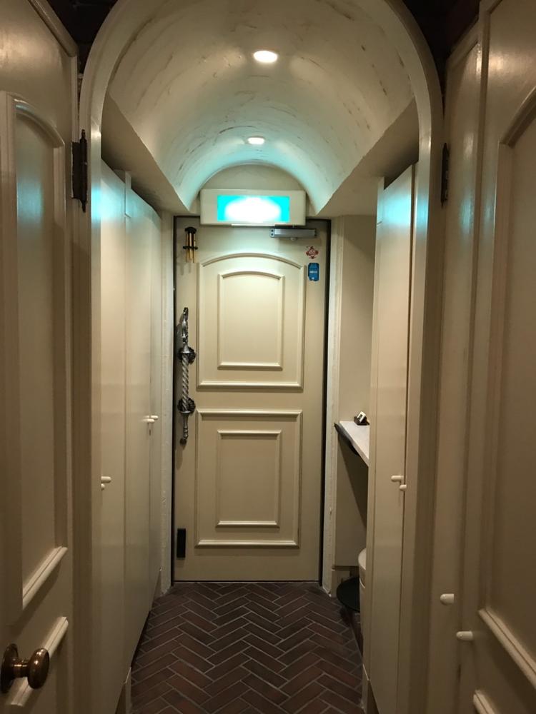 内側から見た入口で左側がトイレ