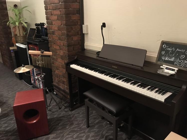 ピアノや打楽器などが置いてあります