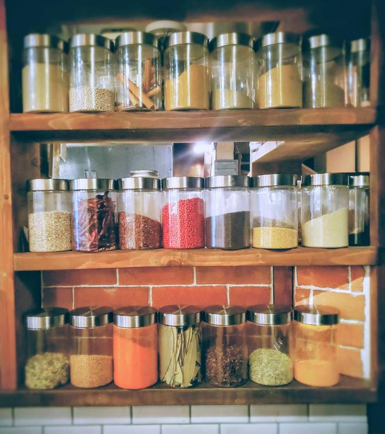 圧巻のスパイス棚