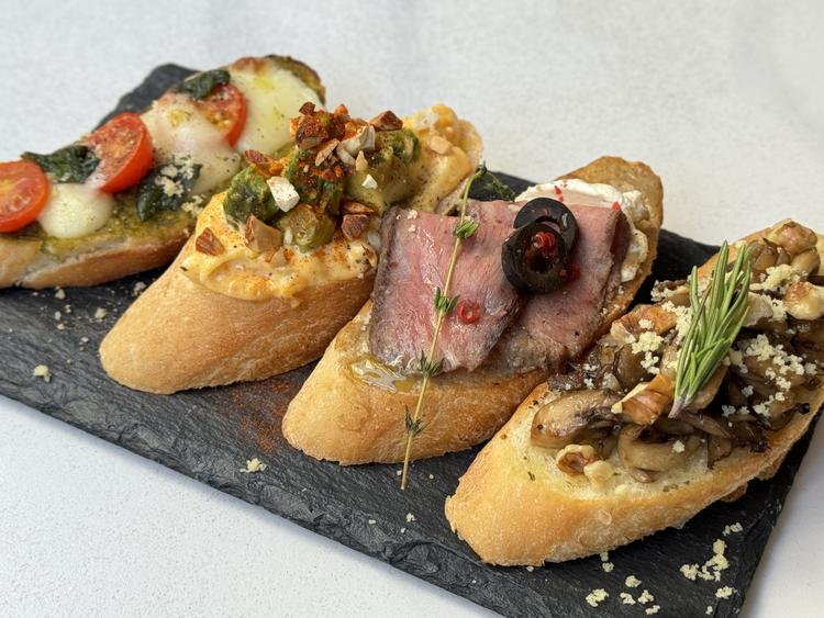 お酒に合うディナーメニューも随時考案中！