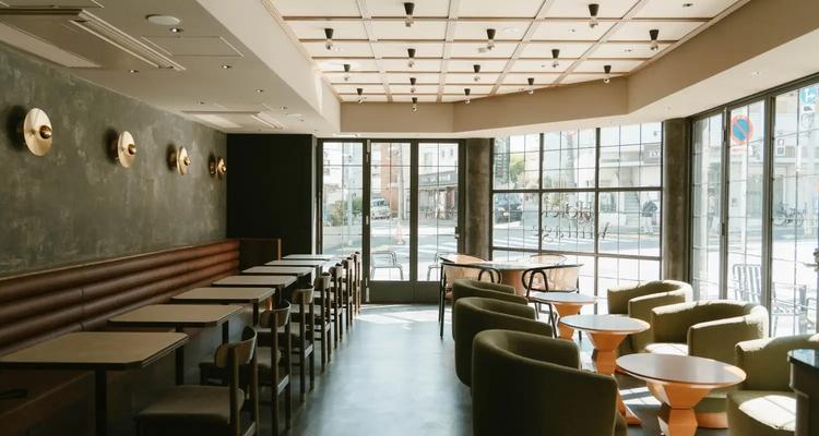 明るく開放的な店内