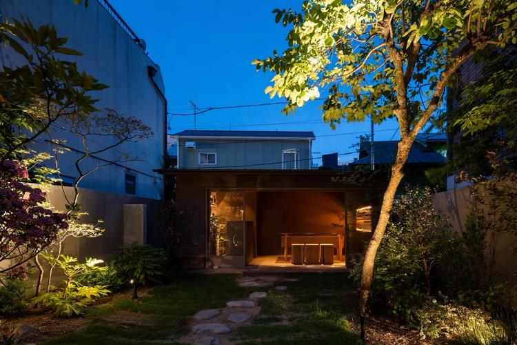 庭の奥に佇む平屋の店舗