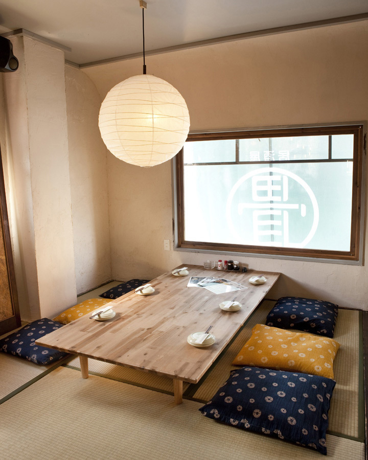 和の温かさを感じる店内