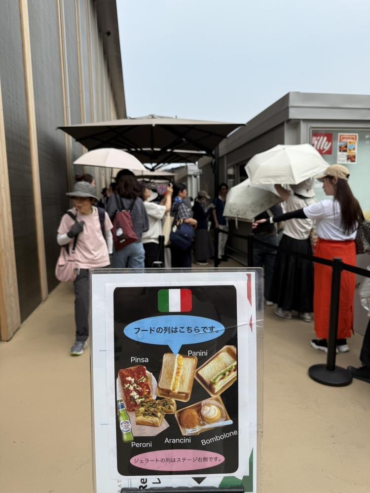 連日、大行列だったイタリア館前の販売所