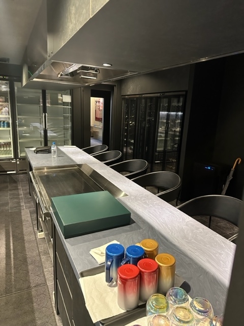 6席のカウンターの店内