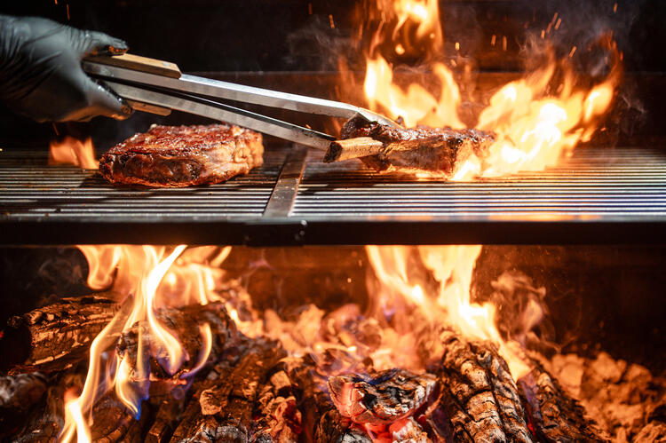 調理技術を磨ける環境！薪火で本格調理