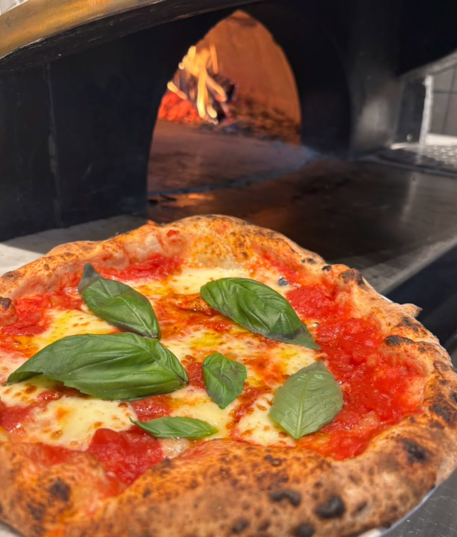 薪釜で焼き上げるナポリピッツァ
