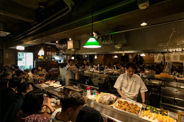 にぎやかな雰囲気の店内