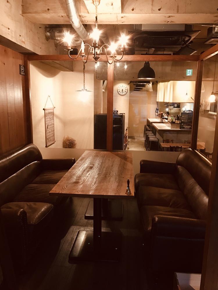 ガラス張りの半個室ソファー席