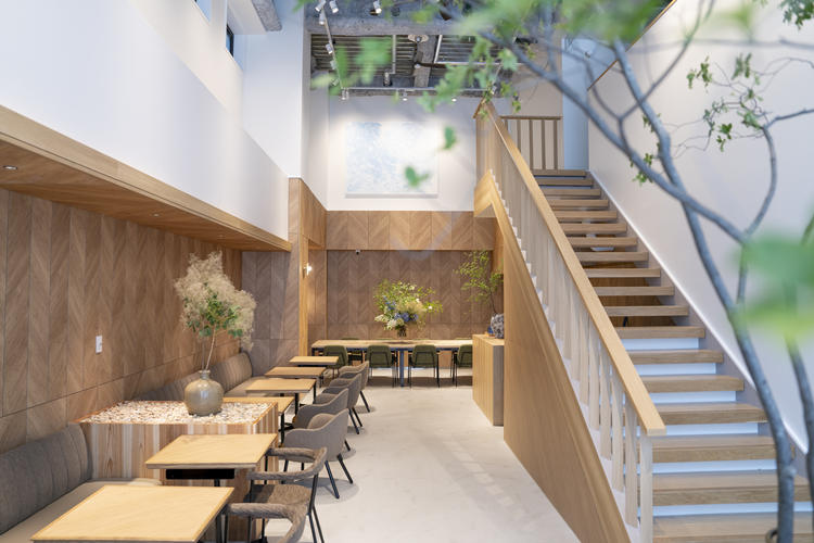 季節の枝ものが店内を彩る癒やし空間