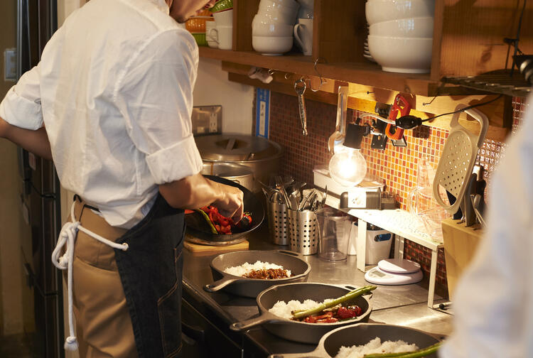 火と香りに包まれるオープンキッチン