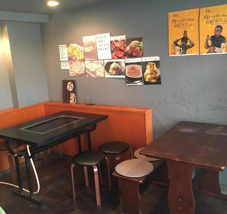 テーブルとカウンター席の小規模店