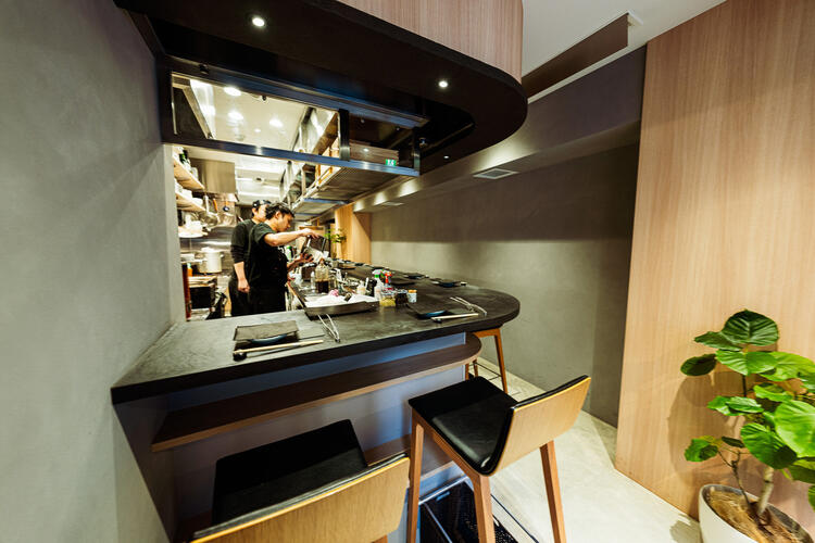 カウンターメインの王道焼肉店！