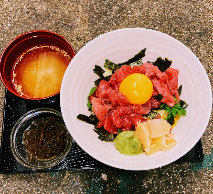 ランチには中落ち丼もご提供