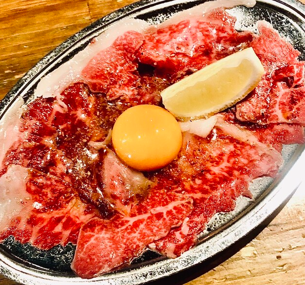 当店人気の炙りユッケ