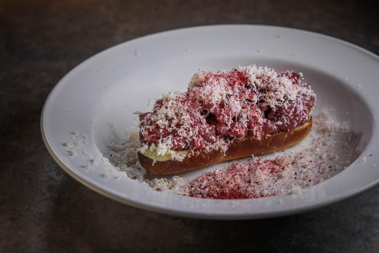 全国から届く最旬食材を洗練された一皿に。