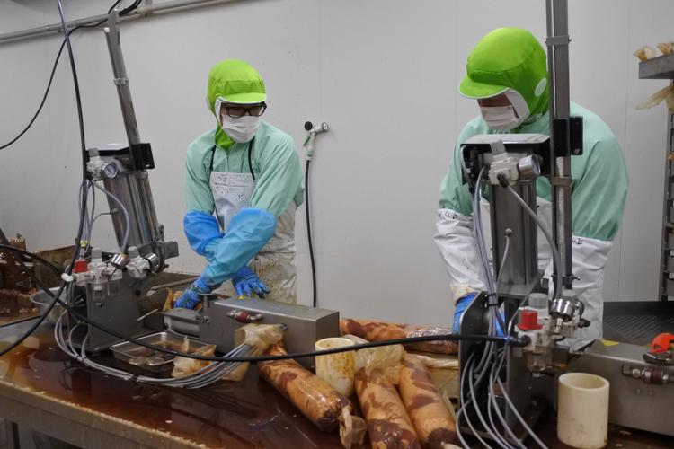 綾瀬工場ではチャーシューを製造しています