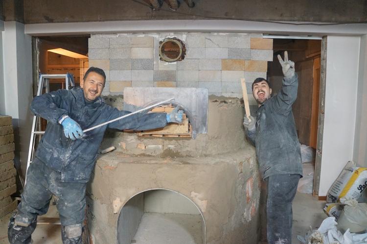 エルネストに現地で組み上げてもらった薪窯