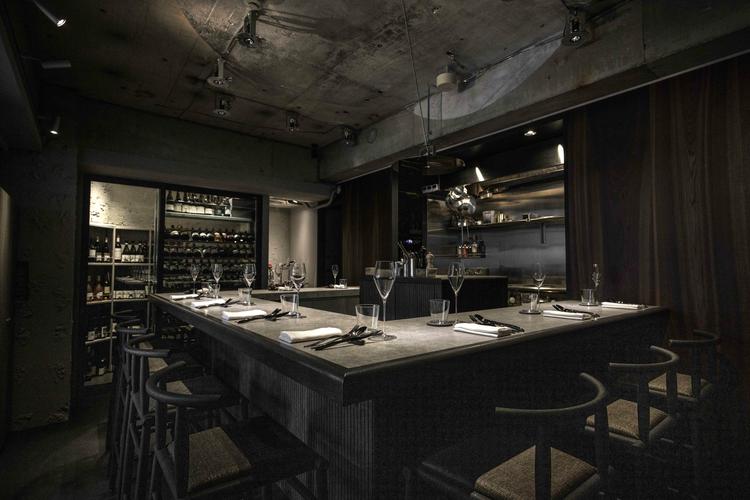 カウンター10席のみのライブダイニング