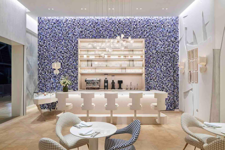 パリ本店コンセプト引継ぐ洗練されたカフェ