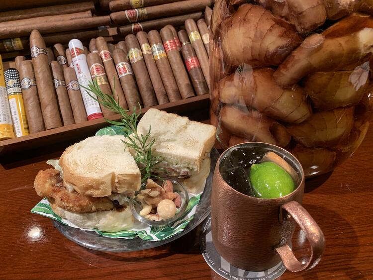 名物のモスコミュールとカツサンド