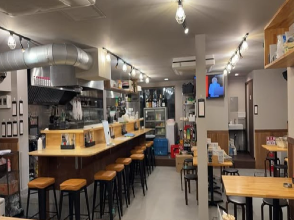 明るくて清潔感のある店内 