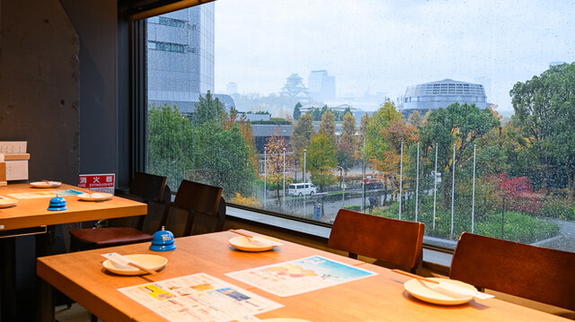 大阪を一望できる開放感のある店内！