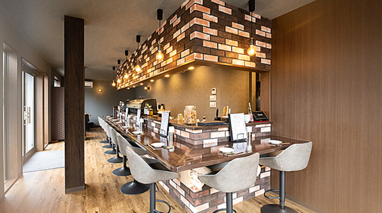 オープンキッチンのカウンター席がメイン