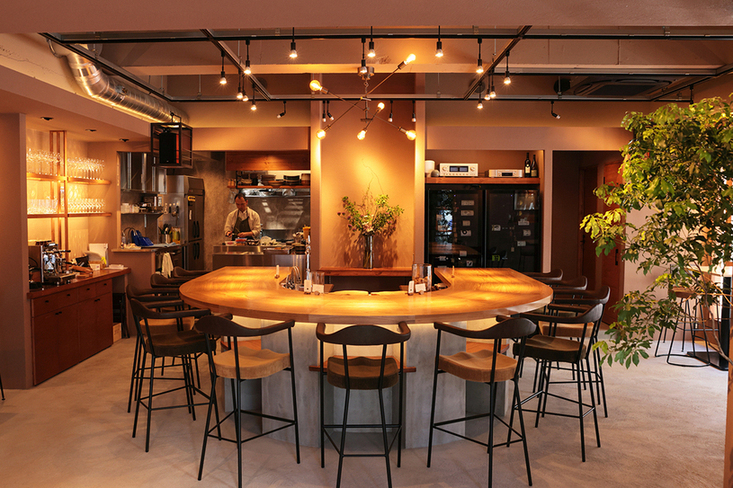 U字のカウンターが印象的な空間