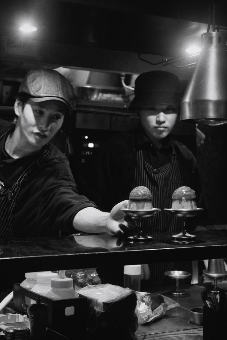 クラシックでモダンな温かい店内