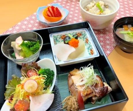 和食も華やかに楽しみます