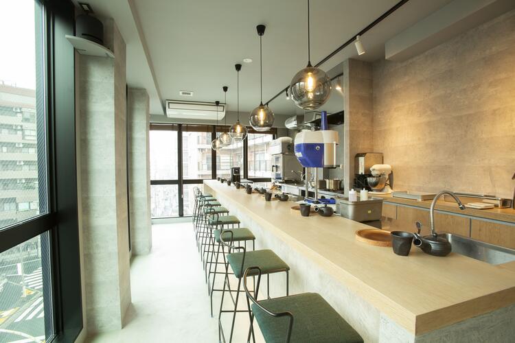 自然光と笑顔に包まれるお店