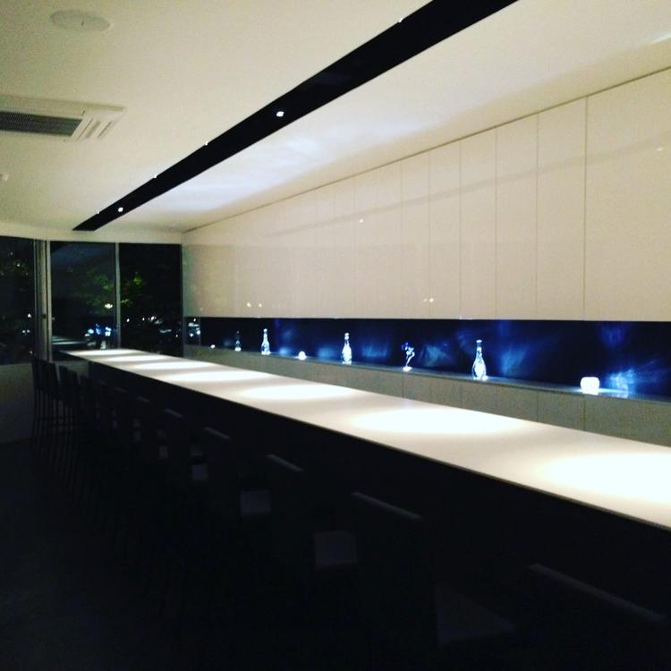 真っ白で清潔感のある店内♪