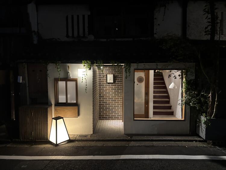 新店「真華」の店外になります。