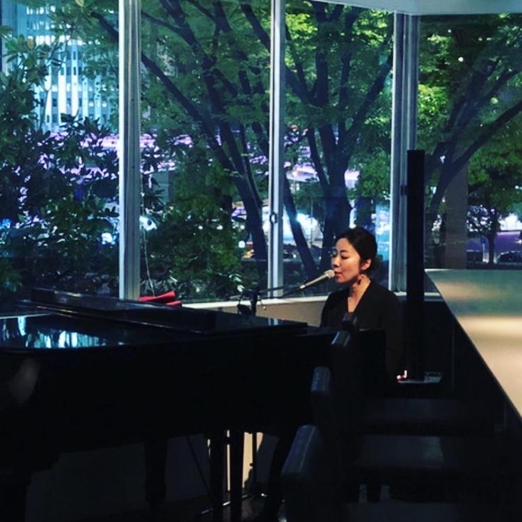 外も見える開放感◎ピアノ演奏もあります♪