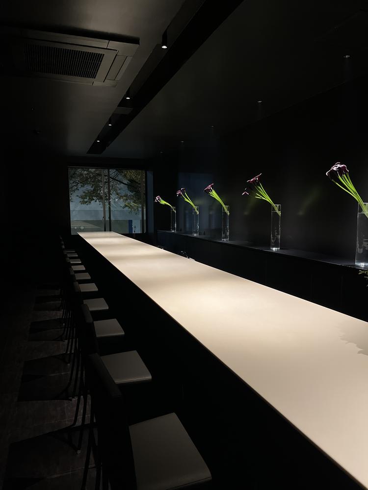 隠し扉の先には秘密のワインバーも