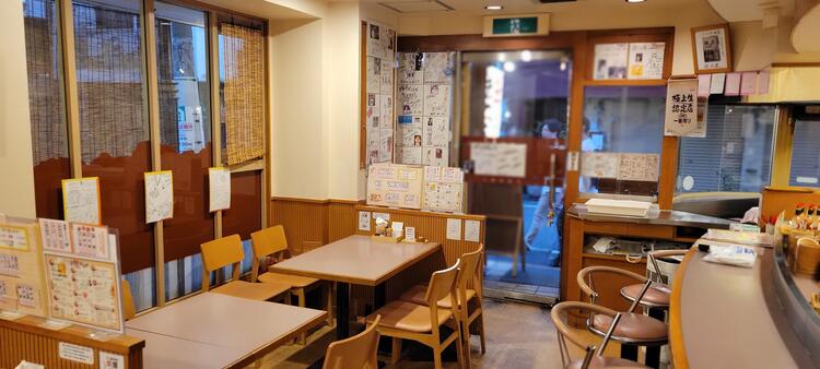 落ち着いた雰囲気の店内