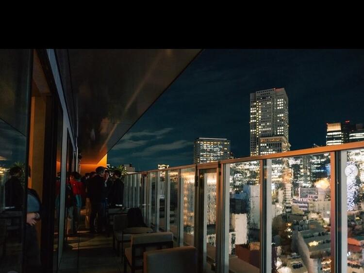 東京の夜景が広がるルーフトップ
