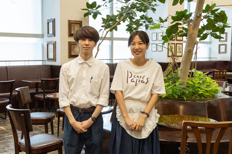 ゆったりとくつろげる大人のカフェです