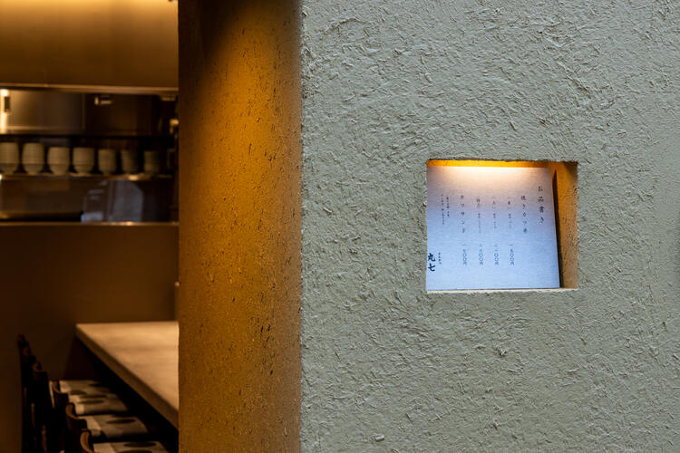 カウンター席のみの小さなお店♪