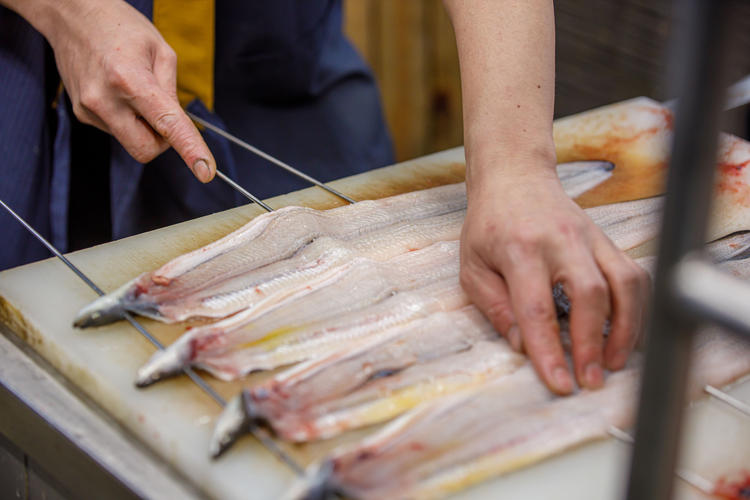 鰻に合わせて串打ちの角度も変えています