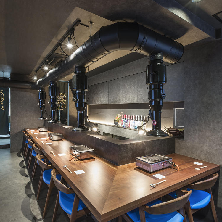 黒を基調とした高級感のある店内です！