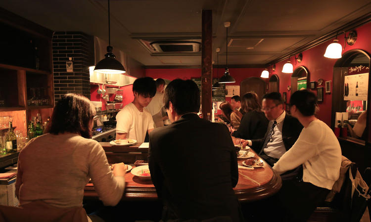 シーンは酒場、でも料理はミシュラン級！