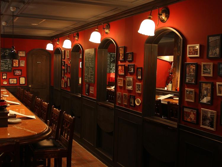 大正ロマンを感じる洋館のような店内