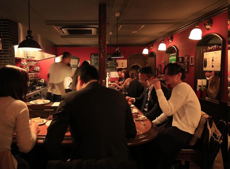 オープンキッチン、営業は常にライブです♪