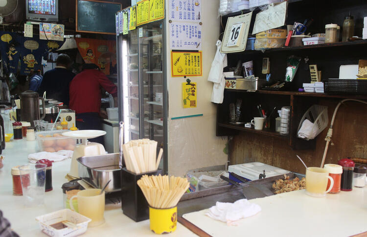 カウンターのみ！店内はレトロな雰囲気♪