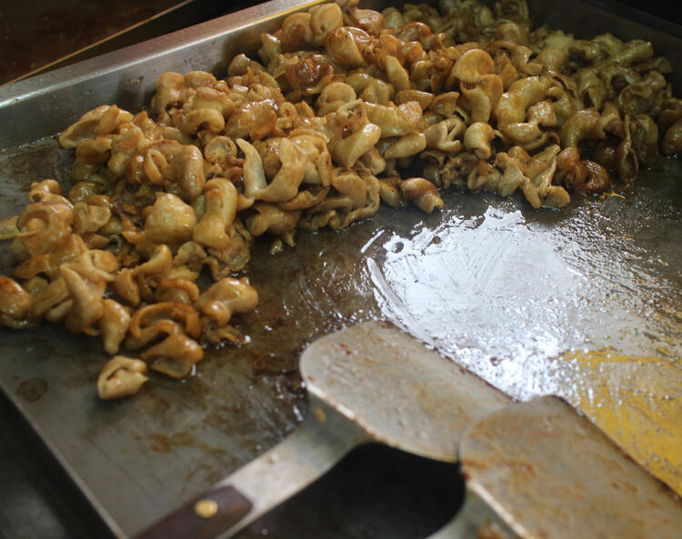 自慢のホルモンは鉄板でダイナミックに調理