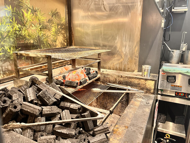 独自の炭火焼機を導入 ※画像は姉妹店