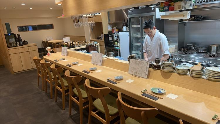 お客様との会話も弾むカウンター席