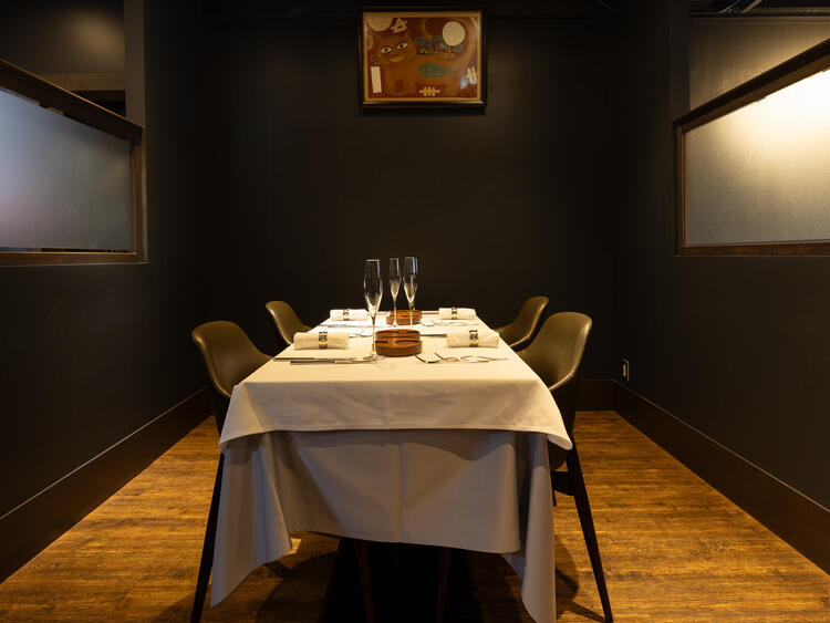 テーブル席と個室でおもてなし